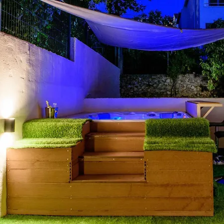 Ferienhaus With Private Jacuzzi & Parking Trogir