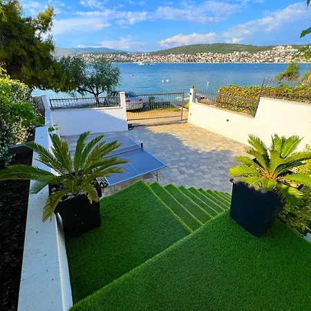 With Private Jacuzzi & Parking Ferienhaus