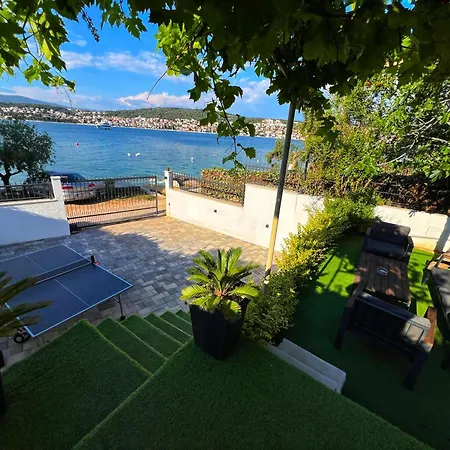 Ferienhaus With Private Jacuzzi & Parking Trogir
