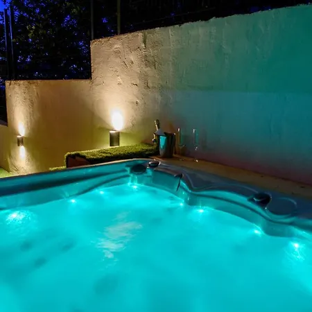 With Private Jacuzzi & Parking Casa de Férias *